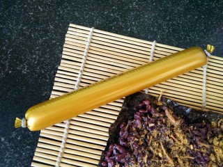 6、黑米寿司,准备好一只火腿肠