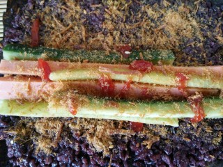 11、黑米寿司,再撒上一层肉松