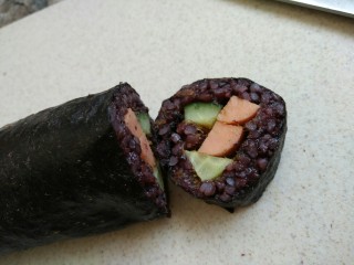 15、黑米寿司,然后就可以用刀切开