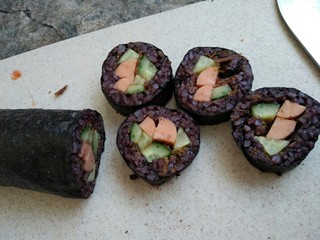 16、黑米寿司,每一块切得厚薄都一样