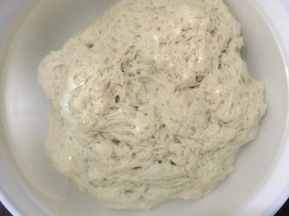 3、自制凉皮,面筋一定要把里面的面粉洗干净才好吃才会有嚼劲！