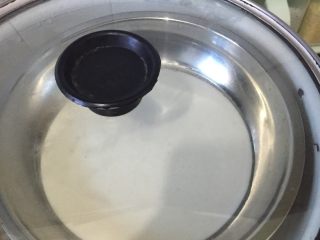 5、自制凉皮,我的蒸锅就是家里的火锅，上面是玻璃盖子，里面的情况一目了然。蒸凉皮的盘子是不锈钢的小盘子准备了三个刚刚好替换，每个盘子里都擦好色拉油，然后把面糊倒入盘子，火锅里面的滚开了就把盘子放进去就行了。