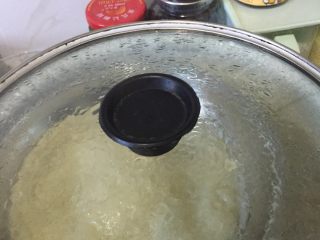 6、自制凉皮,准备一盆凉水，看见锅里的面皮起大泡泡就可以了，把蒸熟的凉皮和盘子漂浮在水面上，在把另一个准备好的盘子放到火锅里蒸。