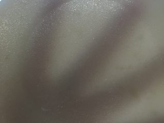 7、自制凉皮,第一个在冷却，第二个在锅子里，第三个盘子就可以准备起来了，第三个放到锅子里后，盆子里的就完全冷却好了，撕下来看看透明QQ的凉皮就这样反复重复把所有的面糊全部做完。