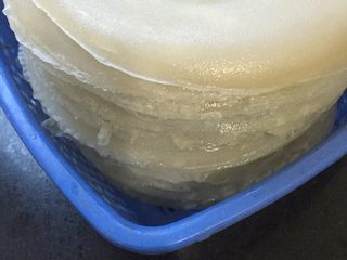 8、自制凉皮,蒸好面皮就可以蒸面筋了