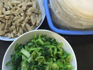 10、自制凉皮,面筋蒸好切成小块、凉皮根据自己喜好切成细条➕焯好水的芹菜