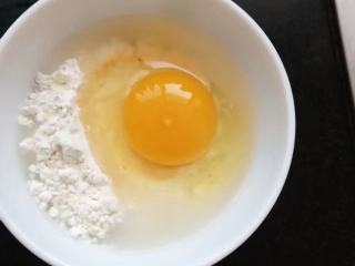 2、蕾丝鸡蛋饼,取适量的面粉，加入一只鸡蛋