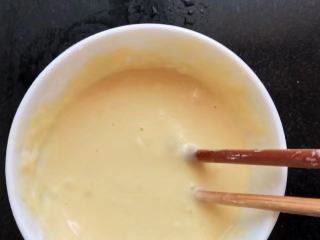 3、蕾丝鸡蛋饼,慢慢拌均成面糊，如果感觉稠可以加少许的牛奶