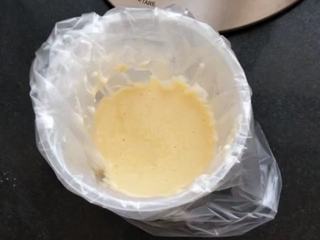 4、蕾丝鸡蛋饼,取一只保鲜膜放在杯子里，再把面糊倒里面去