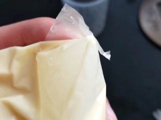 6、蕾丝鸡蛋饼,反过来把角剪去小小的一个口