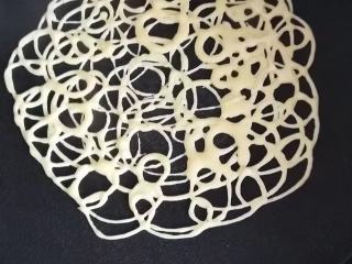 7、蕾丝鸡蛋饼,然后电饼铛开开，慢慢的在上面画花，当然你可以随意任性的画