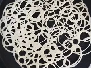 10、蕾丝鸡蛋饼,反面煎熟就可以了