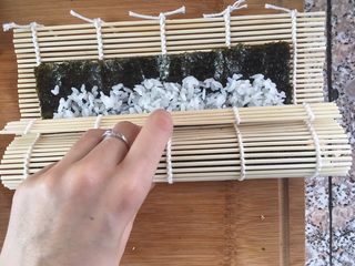 7、自制寿司,卷的第一下压实(俯视图)