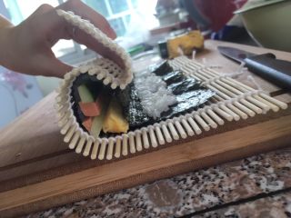 9、自制寿司,然后把卷帘拿起来