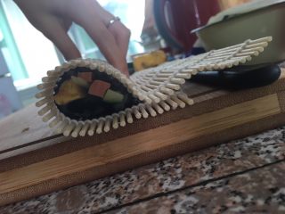 10、自制寿司,继续卷,就完成了