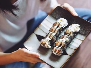 11、自制寿司,切成1.5cm的宽度,摆盘,挤沙拉酱