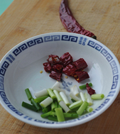 1、潮式豉椒炒双丸,葱洗净切小段，干辣椒剪成小段备用。