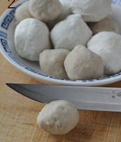 2、潮式豉椒炒双丸,丸子解冻，用小刀在丸子表面割几个小口子，便于煮的时候入味。