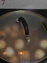 5、潮式豉椒炒双丸,盖上盖子焖煮三分钟左右至丸子熟。