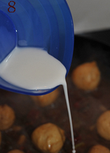 6、潮式豉椒炒双丸,倒入水淀粉勾芡收汁，让每颗丸子都沾上豆豉酱汁即可出锅。