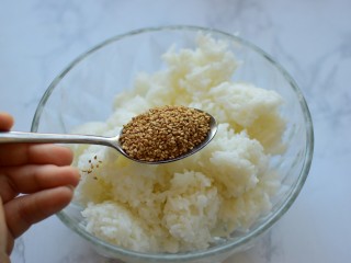 1、金枪鱼寿司卷,剩米饭中加熟芝麻