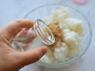 2、金枪鱼寿司卷,加寿司醋、少许盐