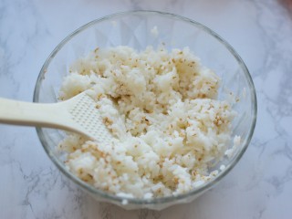 3、金枪鱼寿司卷,拌匀备用