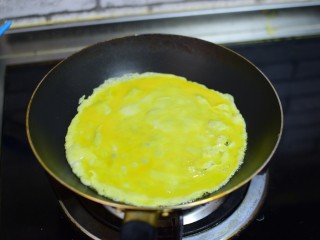 4、金枪鱼寿司卷,把鸡蛋煎熟