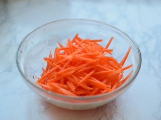 5、金枪鱼寿司卷,胡萝卜去皮，切细丝