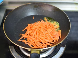 6、金枪鱼寿司卷,再把胡萝卜炒熟