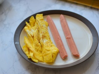 7、金枪鱼寿司卷,火腿切条、鸡蛋切条