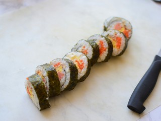 11、金枪鱼寿司卷,切开