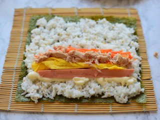 9、金枪鱼寿司卷,再摆好火腿、鸡蛋、胡萝卜、金枪鱼
