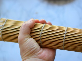 10、金枪鱼寿司卷,用卷帘卷起来