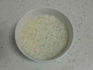1、家常寿司,大米蒸熟。