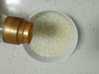 2、家常寿司,加入少许白醋。