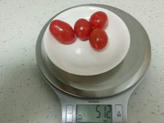 4、家常寿司,圣女果洗净。