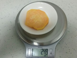 5、家常寿司,红薯去皮。