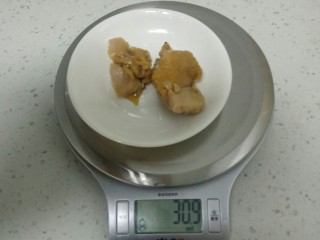 6、家常寿司,鸡腿肉小火煎熟。