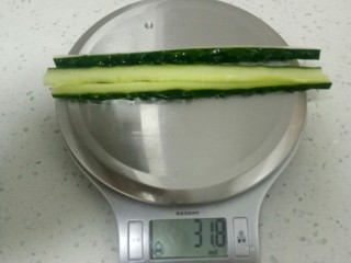 7、家常寿司,黄瓜去心切条。