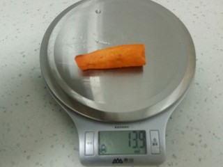 8、家常寿司,胡萝卜去皮。