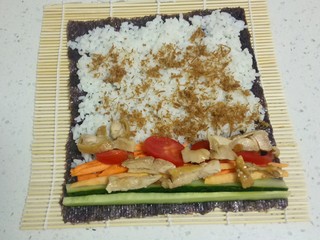 12、家常寿司,撒上肉松,再铺上各种食材。