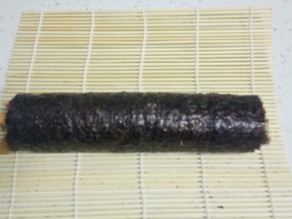 13、家常寿司,将寿司卷紧卷起。
