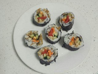 14、家常寿司,切成自己喜欢的大小,排盘。