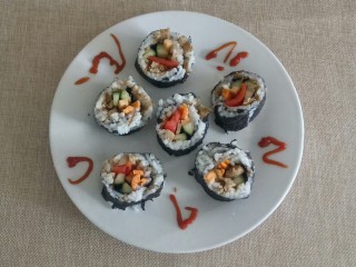 15、家常寿司,挤上番茄酱点缀。