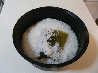 1、花样寿司,大米蒸米饭。比平时放水要少,因为做的时候要加寿司醋。蒸米饭时加一片海带,提鲜的。