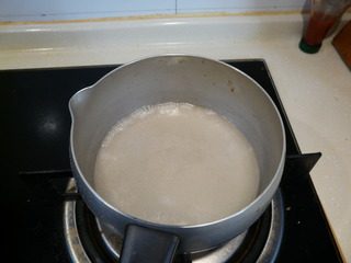 2、花样寿司,寿司醋:将白糖、白醋、盐混合,稍稍加热,让白糖和盐完全融化。不能烧开。