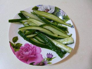 5、花样寿司,黄瓜切成长条,事先用白糖、白醋、盐腌好。