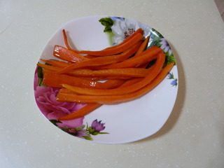 6、花样寿司,胡萝卜切成长条,事先用白糖、白醋、盐腌好。用时用油炸一下。不用炸太老。只要过油即可,是为了让胡萝卜更有营养。