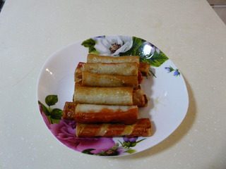 7、花样寿司,蟹棒肉用油炸熟。